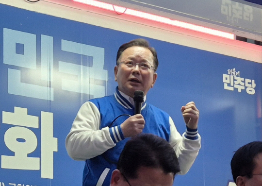 김부겸 더불어민주당 상임 공동선대위원장이 2일 오후 대구 동성로에서 집중 유세를 펼치고 있다.<연합뉴스>